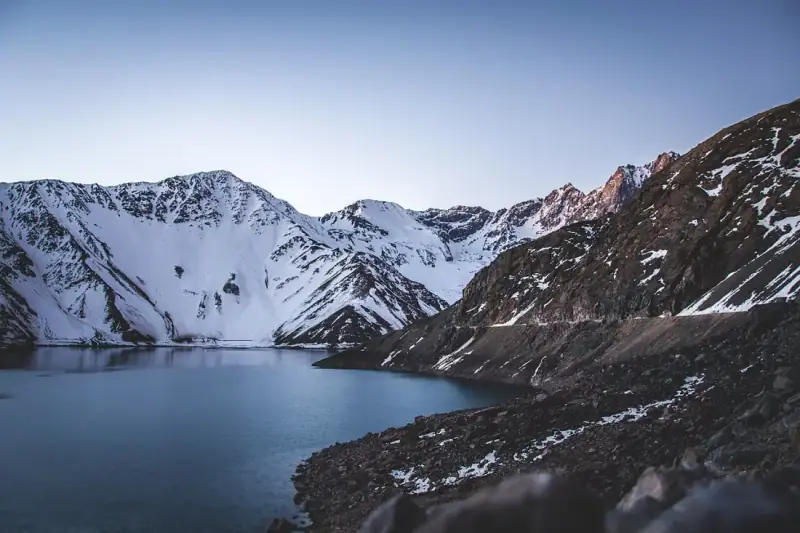 O Embalse El Yeso, de água azul intensa, entre montanhas nevadas do Cajón del Maipo