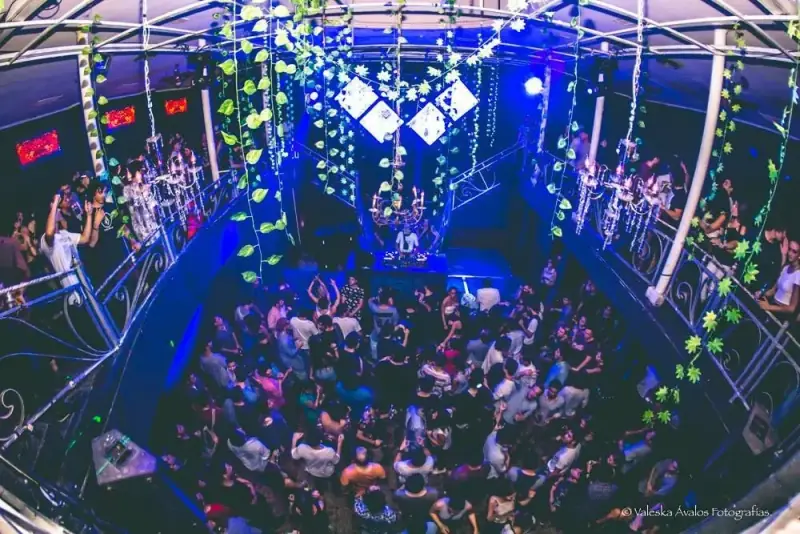 Pista de dança lotada numa casa noturna de Santiago, vista de cima