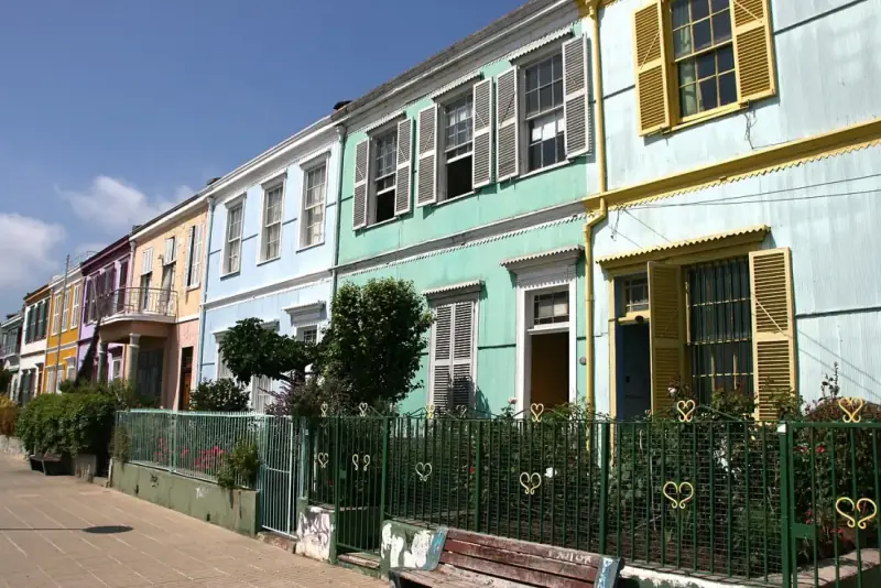 Fileira de casas coloridas num cerro de Valparaíso, vistas do Paseo Atkinson