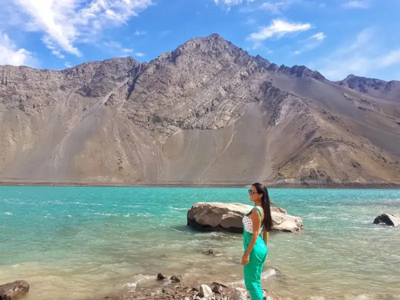 A água turquesa do Embalse El Yeso, no Cajón del Maipo, cercada de montanhas
