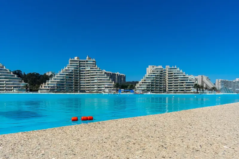 A piscina gigante do San Alfonso del Mar, em Algarrobo, com o Pacífico logo atrás